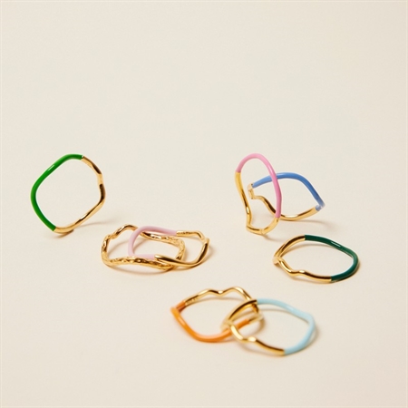 Sway ringen findes i flere farver fra Enamel Copenhagen R78G